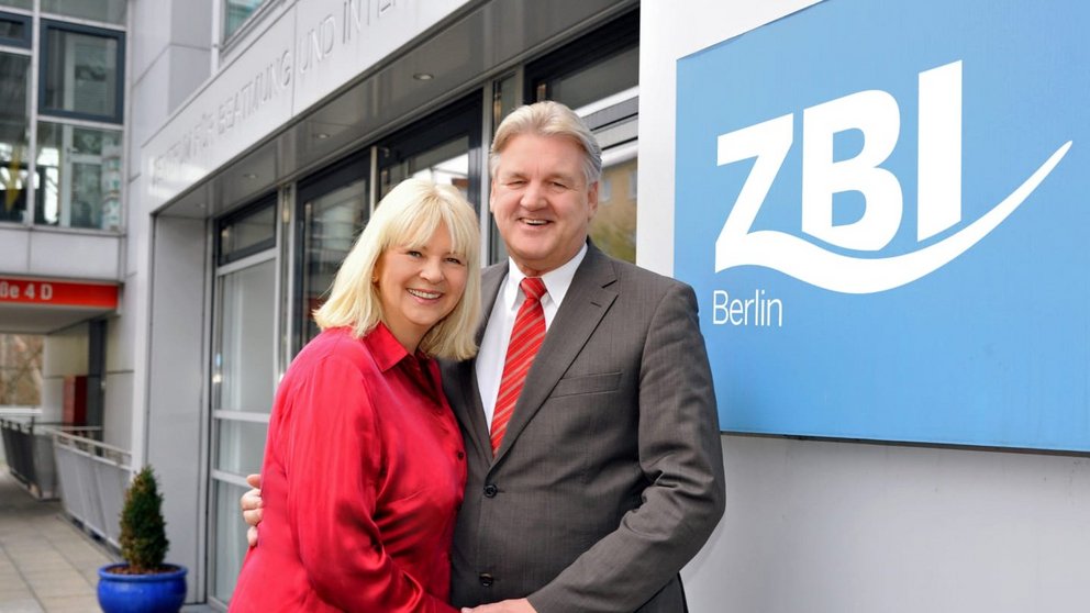 Heike Dreier und Wolfgang Kalkhof, Gründer der ZBI Gruppe, vor dem Zentrum für Beatmung und Intensivpflege in Berlin.