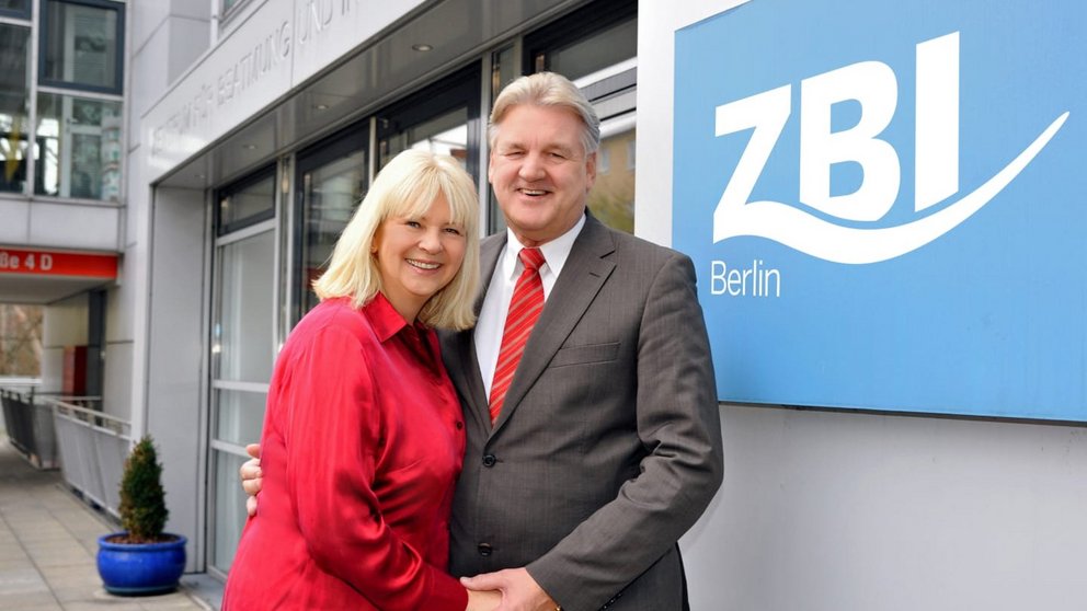 Heike Dreier und Wolfgang Kalkhof, Gründer der ZBI Gruppe, vor dem Zentrum für Beatmung und Intensivpflege in Berlin.