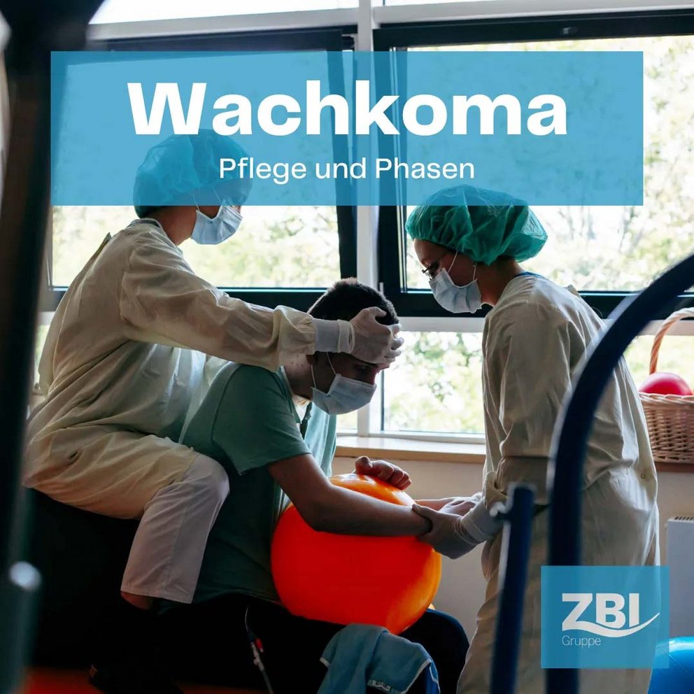 Titelbild Blogartikel mit Überschrift Wachkoma: Pflege und Phasen. Im Hingergrund Therapie mit einem Wachkoma-Patienten