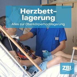 Vorschaubild für den Blogbeitrag Herzbettlagerung. Im Hintergrund liegt ein Patient mit halbsitzender Position im Krankenbett. Daneben steht eine Pflegekraft. Vor dem Bild ist der Titel des Blogbeitrages "Herzbettlagerung - Alles zur Oberkörperlagerung" zu sehen