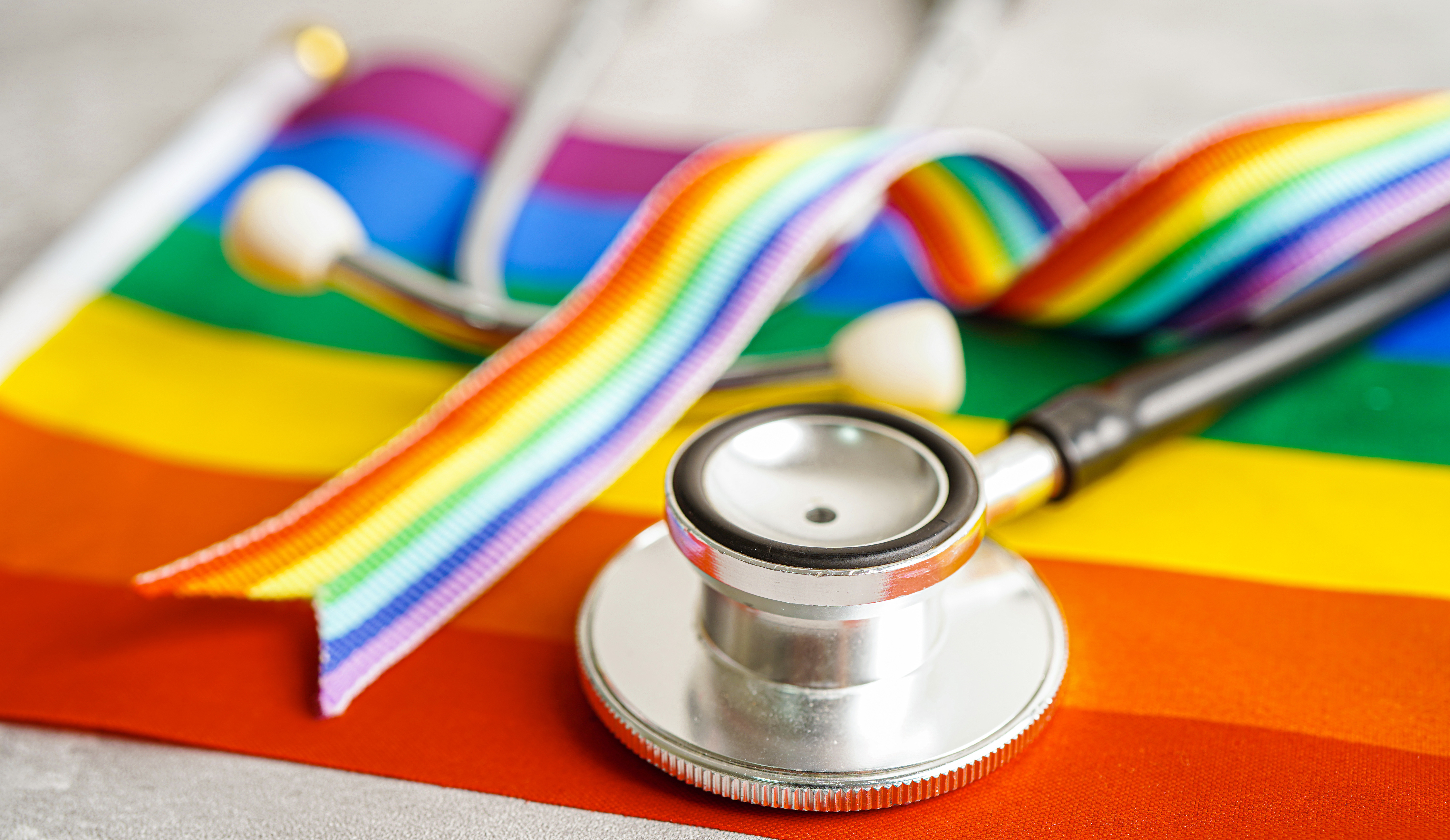 LGBTQIA+-Symbol mit Stethoskop und Regenbogenband für die Rechte und Gleichstellung der Geschlechter auch in Pflege.